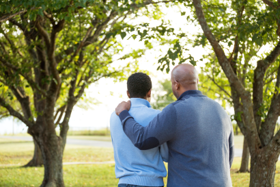 a soial worker healping a teenager